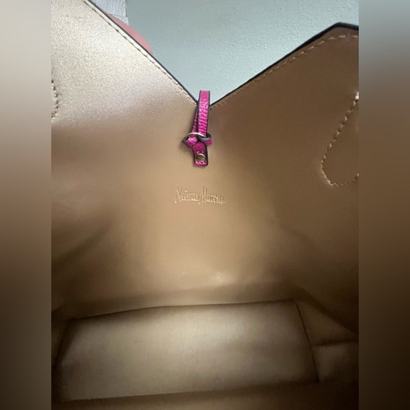 NWOT Neiman Marcus Large Magenta Tote with Matching Pouch - Picture 3 of 9